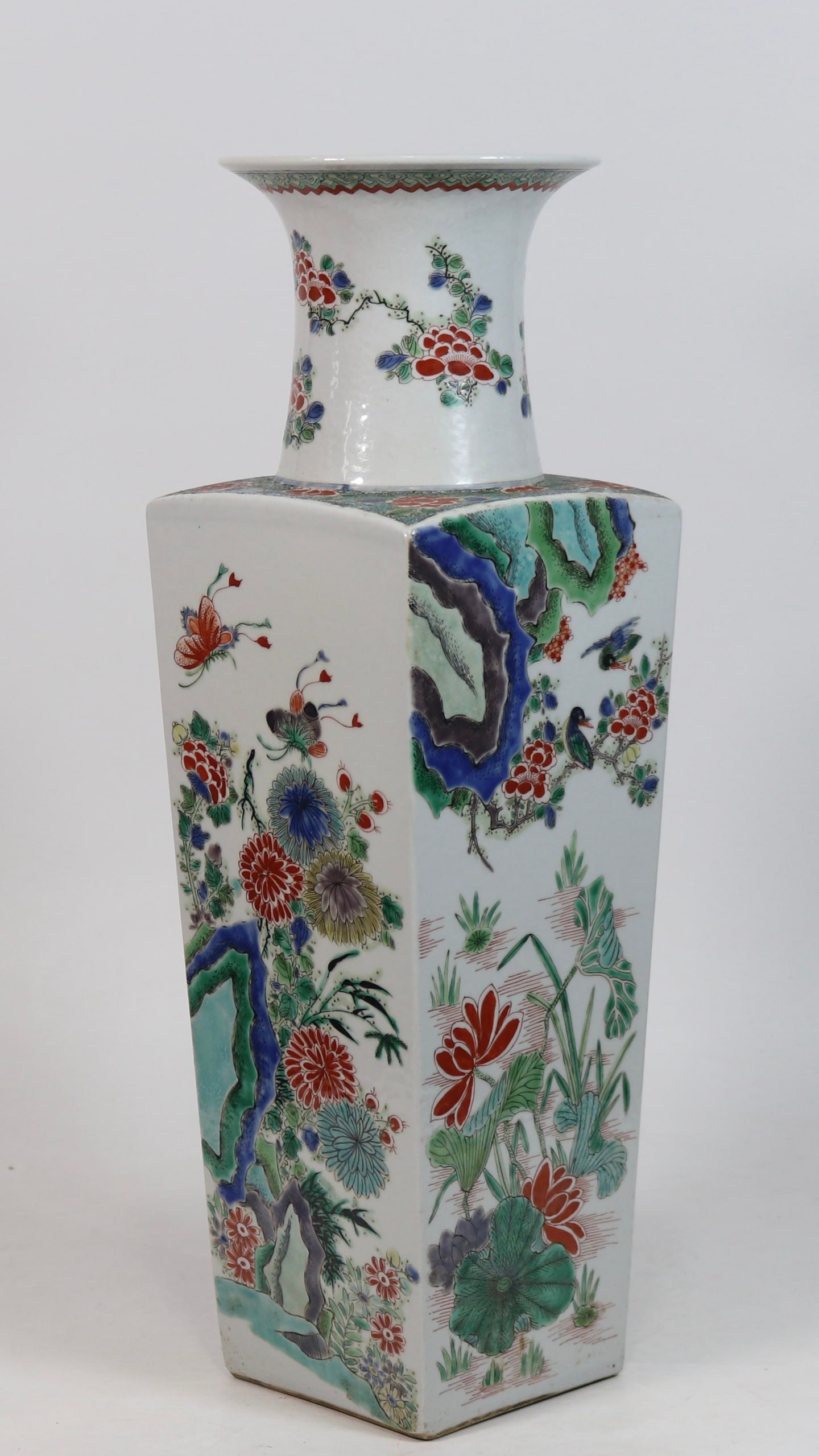 A Exquisite Wucai Flower Pattern Vase: A Exquisite Wucai Flower Pattern Vase,Qing Dynasty, China,Kangxi Six-character Mark,Size:19.1inx5.9in