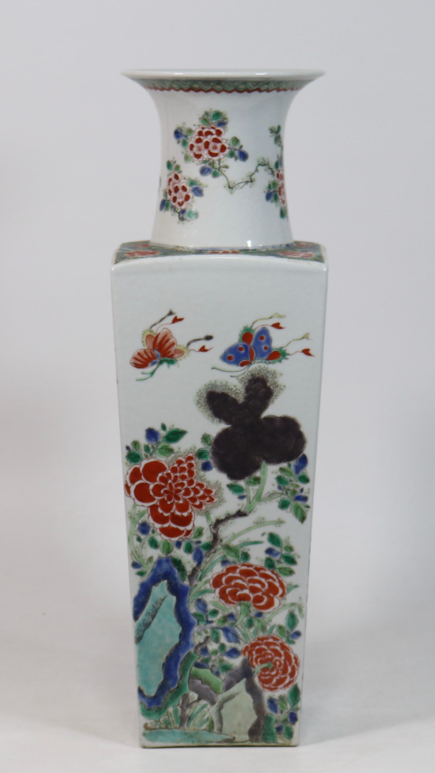 A Exquisite Wucai Flower Pattern Vase - 3