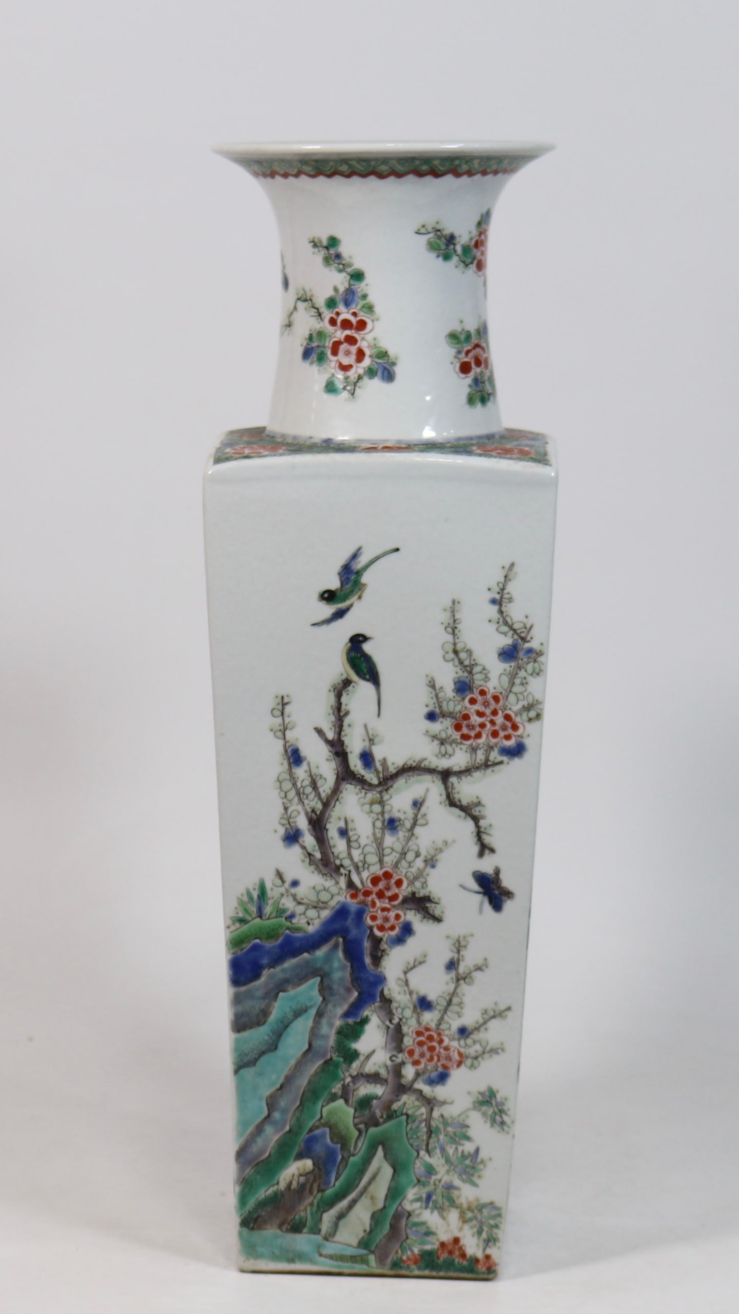 A Exquisite Wucai Flower Pattern Vase - 4