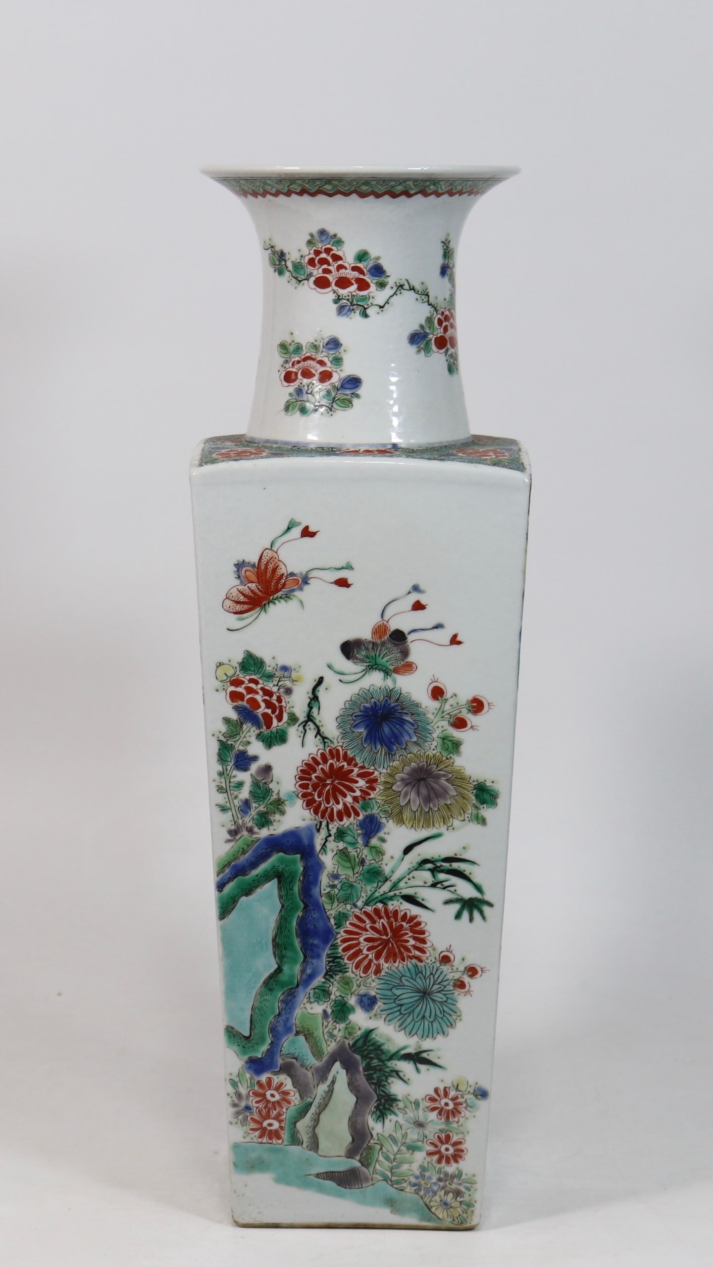 A Exquisite Wucai Flower Pattern Vase - 5
