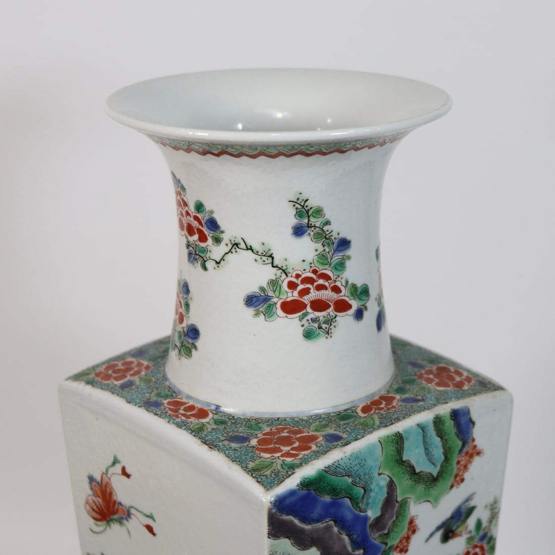A Exquisite Wucai Flower Pattern Vase - 6