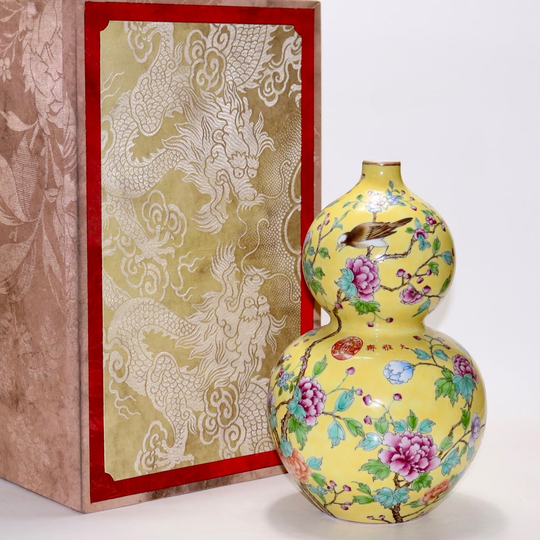 A Exquisite Yellow Ground Flower and Bird Pattern Gourd Vase: A Exquisite Yellow Ground Flower and Bird Pattern Gourd Vase,Qing Dynasty, China,With Mark,Size:12.9in