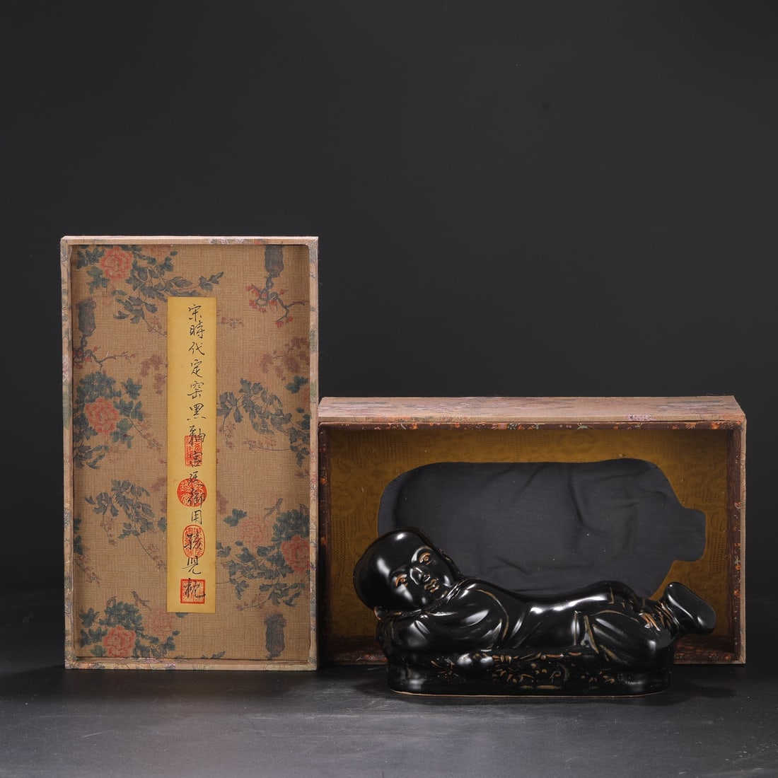 A Exquisite Ding yao Black Glazed Human-Shaped Pillow: A Exquisite Ding yao Black Glazed Human-Shaped Pillow,Song Dynasty, China,With Mark,Size:5.9inx12.6inx4.5in