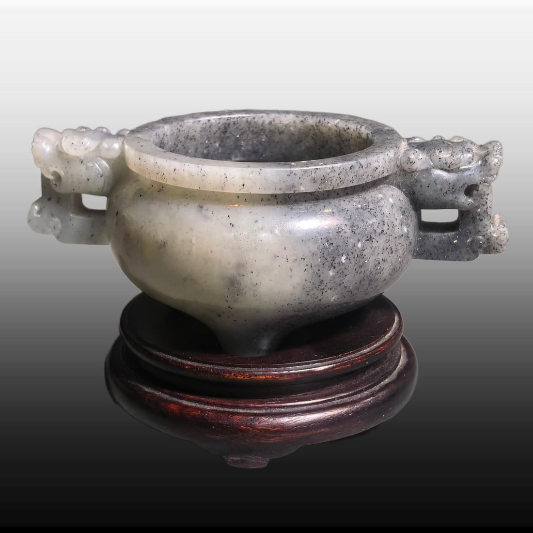 A Exquisite White Jade Dragon Pattern Censer: A Exquisite White Jade Dragon Pattern Censer,Qing Dynasty, China,Size:4.9inx3.1inx2in,Weight:278g 和田玉龙纹炉,中国清代