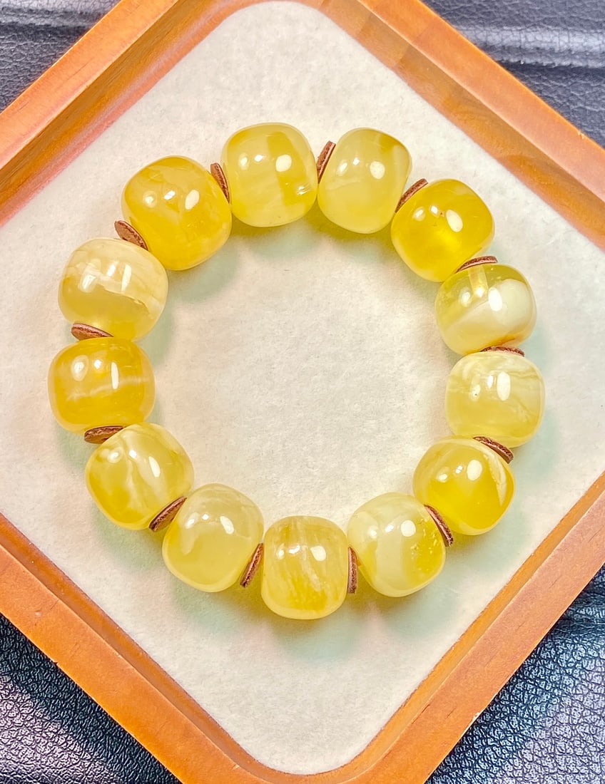 A Exquisite Amber Bracelets: Amber Bracelets,Qing Dynasty, China,Size:0.8in, Weight:48.45g 蜜蜡手链,中国清代