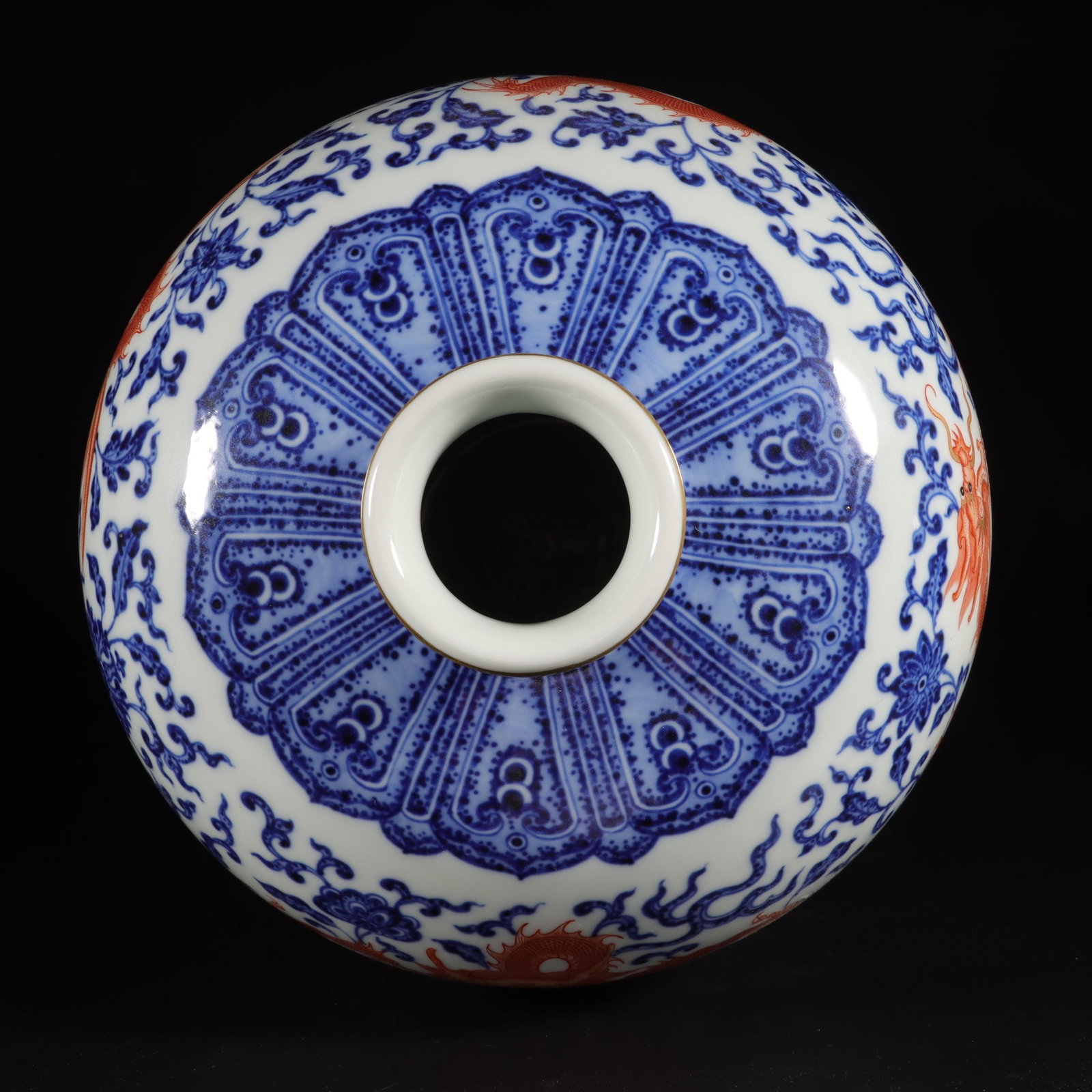A Exquisite Iron-Red Lotus Dragon Pattern Vase - 7