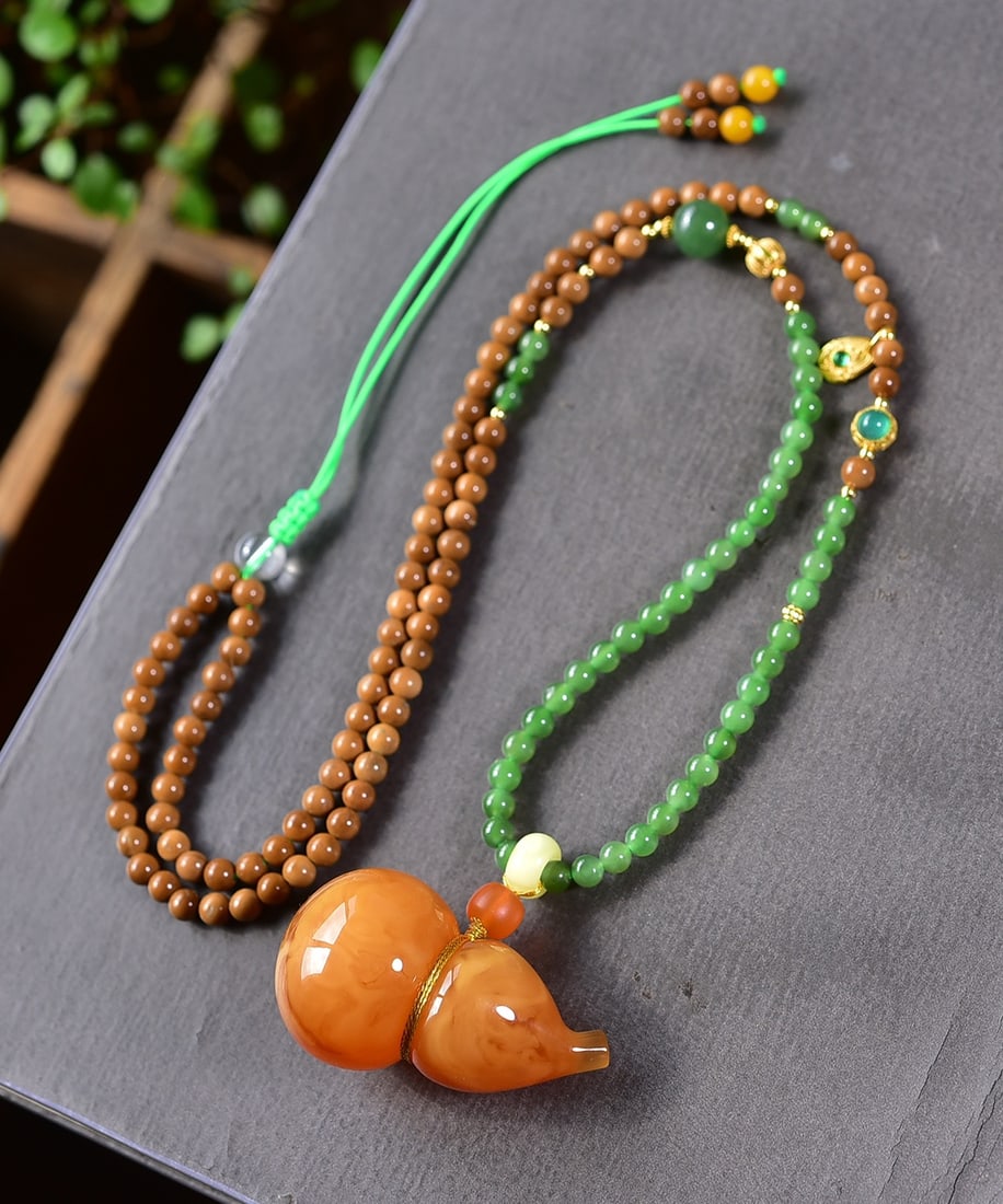 A Exquisite Amber Gourd Pendant Necklace: Amber Gourd Pendant Necklace,Qing Dynasty, China,Size:1.7inx1in, Weight:24g 蜜蜡葫芦吊坠项链,中国清代