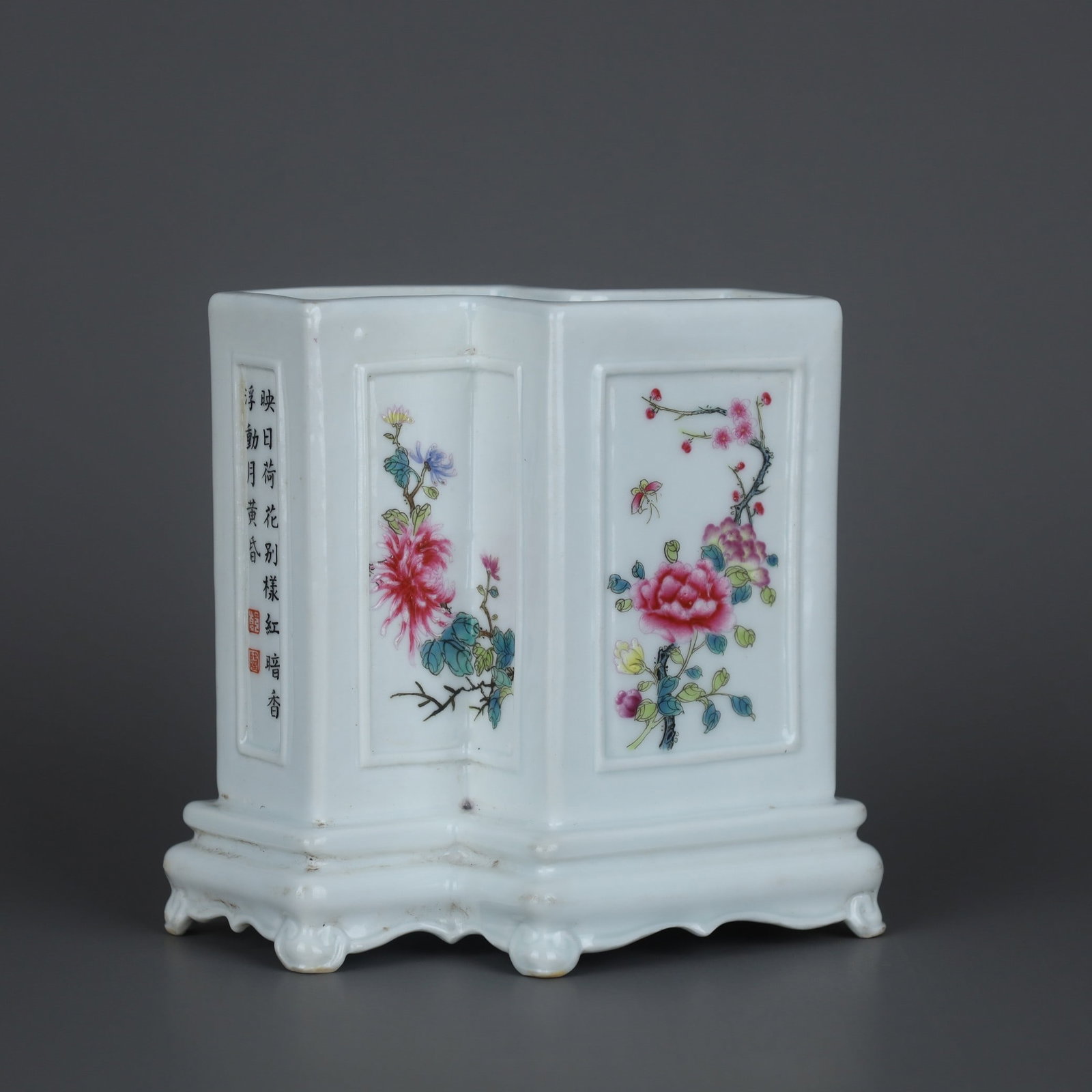 A Exquisite Famille Rose Flower Pattern Brush Pot: A Exquisite Famille Rose Flower Pattern Brush Pot,Qing Dynasty, China,Qianlong Six-character Mark,Size:4.3inx3.8inx4.3in
