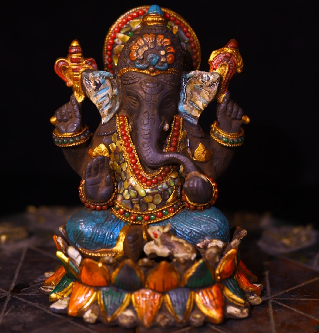 A Exquisite Coppery Inlaid Dzi Bead Gems Elephant Ornament: A Exquisite Coppery Inlaid Dzi Bead Gems Elephant Ornament,Qing Dynasty, China,Size:5.5inx3.9in,Weight:1800g