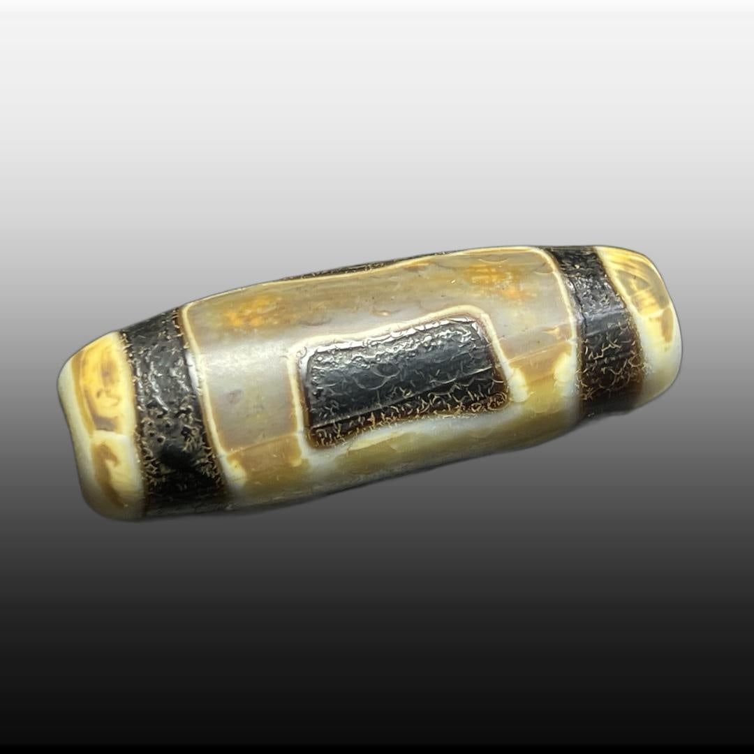 A Exquisite Flat Round Dzi bead: A Exquisite Flat Round Dzi bead,Qing Dynasty, China,Size:0.5inx1.3in 扁圆形天珠,中国清代