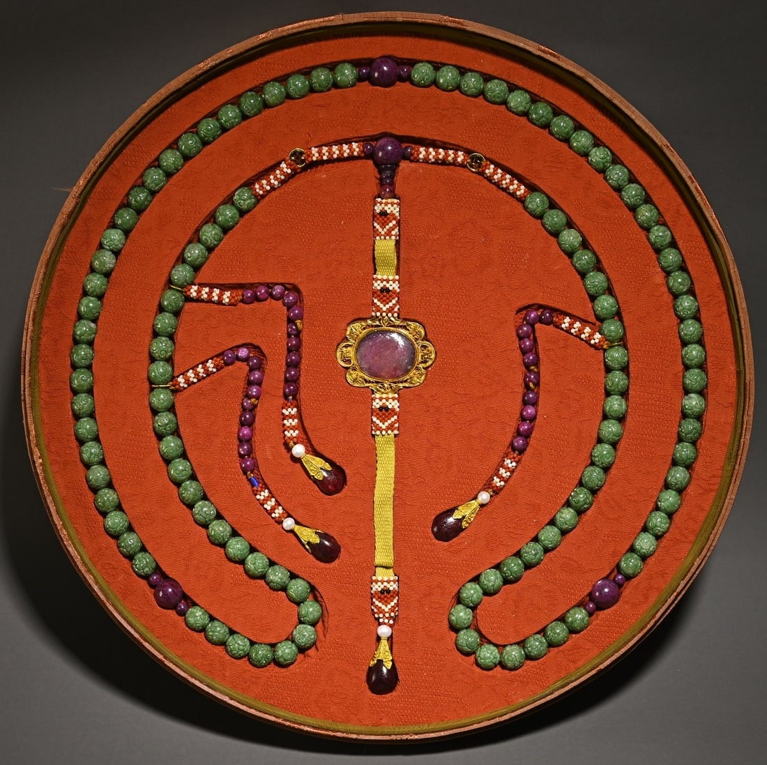 A Set of Exquisite Jadeite Jewelry: A Set of Exquisite Jadeite Jewelry,Qing Dynasty, China,Size:0.6in,Weight:340g 一套翡翠首饰,中国清代