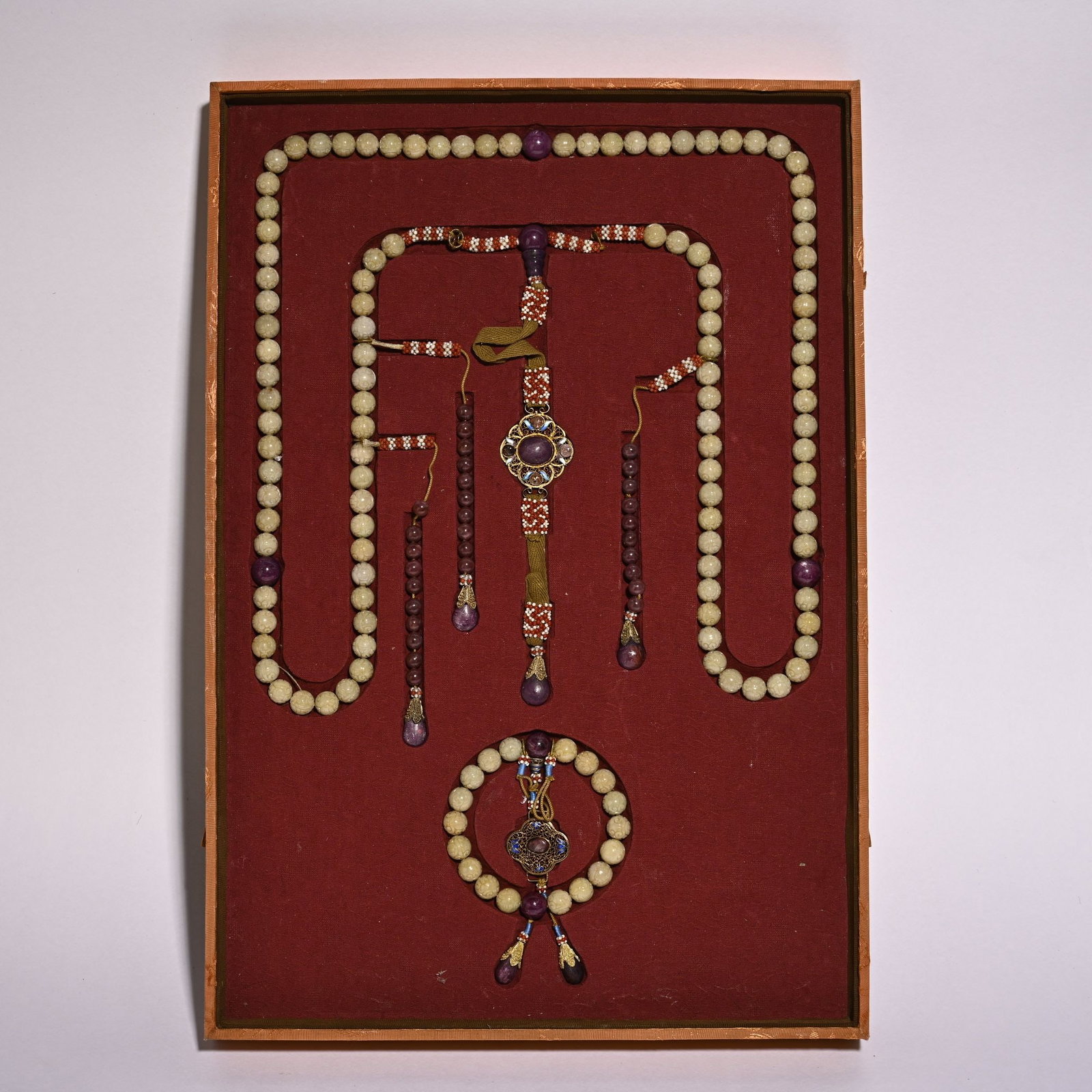 A Set of Exquisite Jadeite Jewelry: A Set of Exquisite Jadeite Jewelry,Qing Dynasty, China,Size:0.5in,Weight:320g 一套翡翠首饰,中国清代
