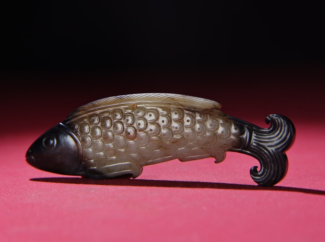 A Exquisite Hetian Jade Fish Ornament: A Exquisite Hetian Jade Fish Ornament,Han Dynasty, China,Size:3.9inx1.2in,Weight:36g 和田玉鱼摆件,中国汉代