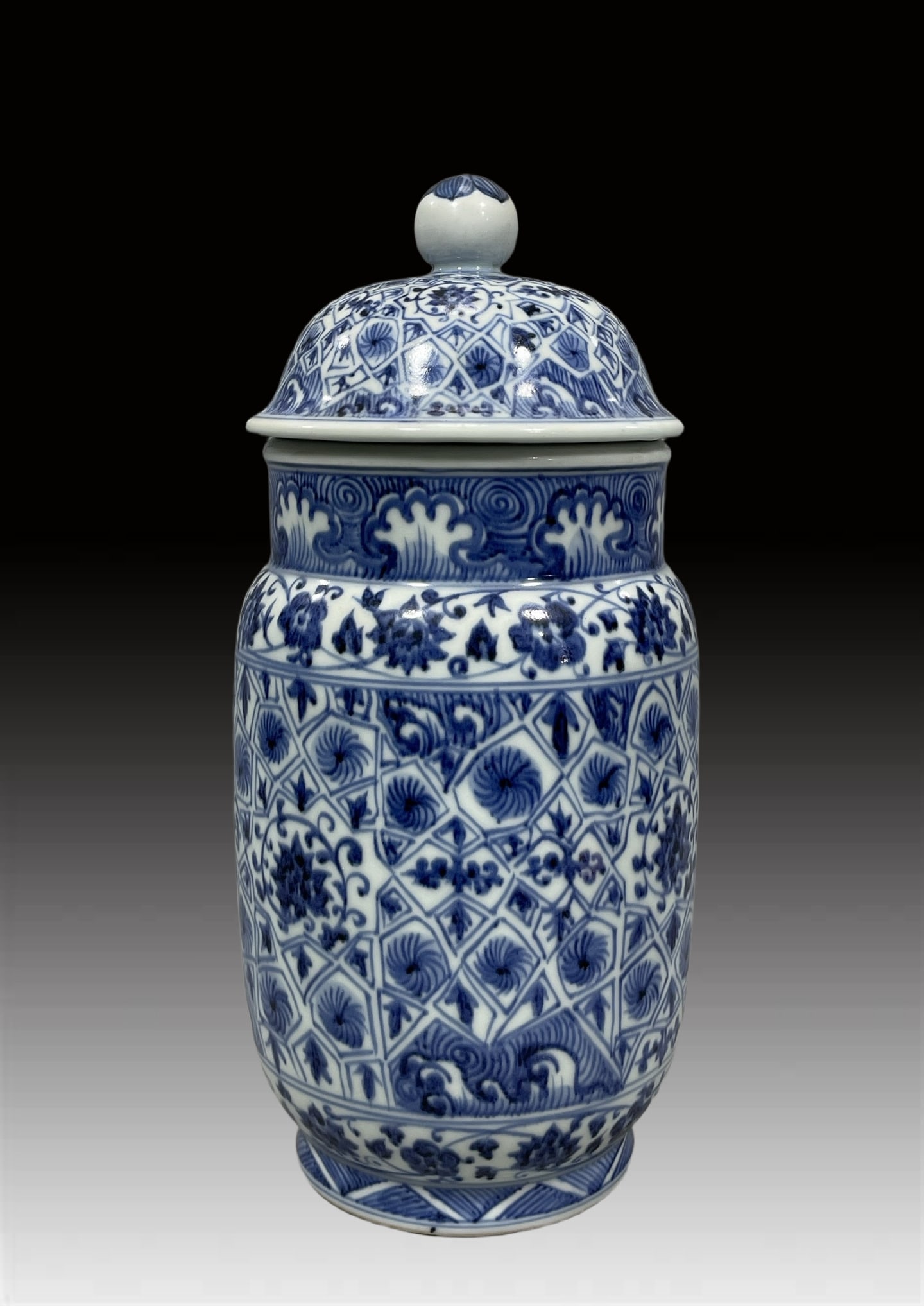 A Exquisite Blue and White Flower Pattern Jar - 2