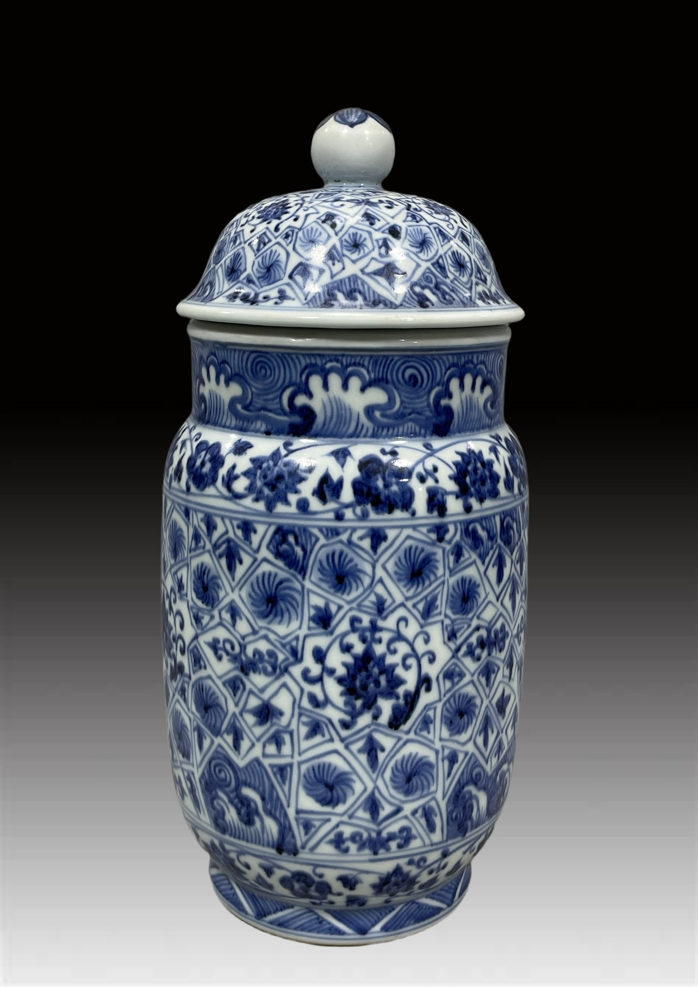 A Exquisite Blue and White Flower Pattern Jar - 3