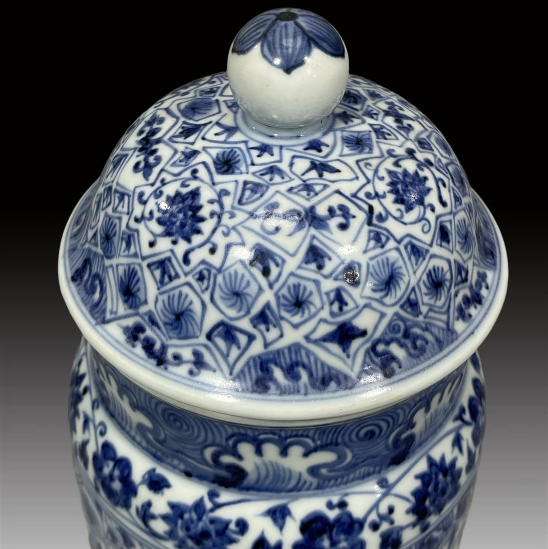 A Exquisite Blue and White Flower Pattern Jar - 4