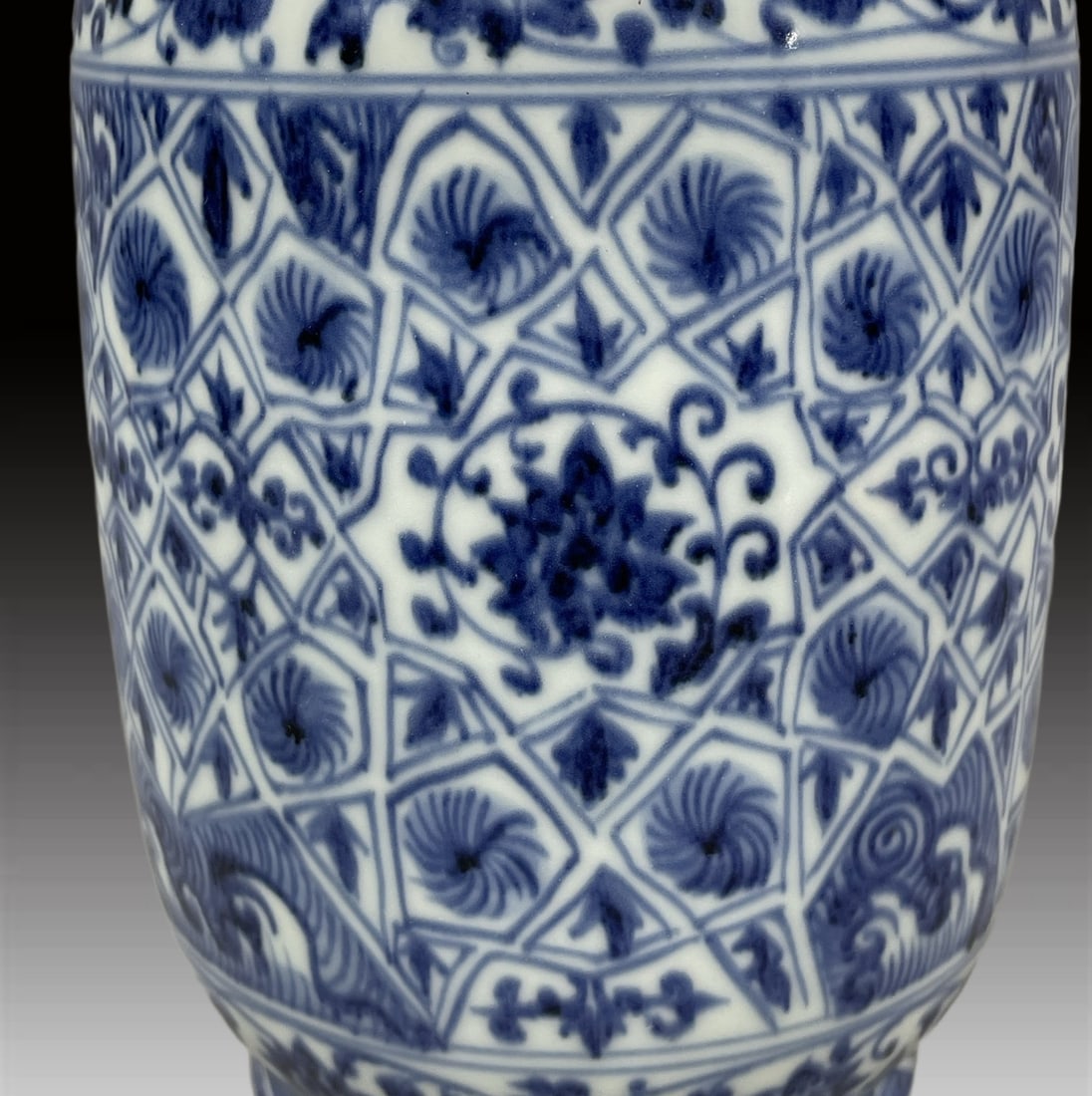 A Exquisite Blue and White Flower Pattern Jar - 6