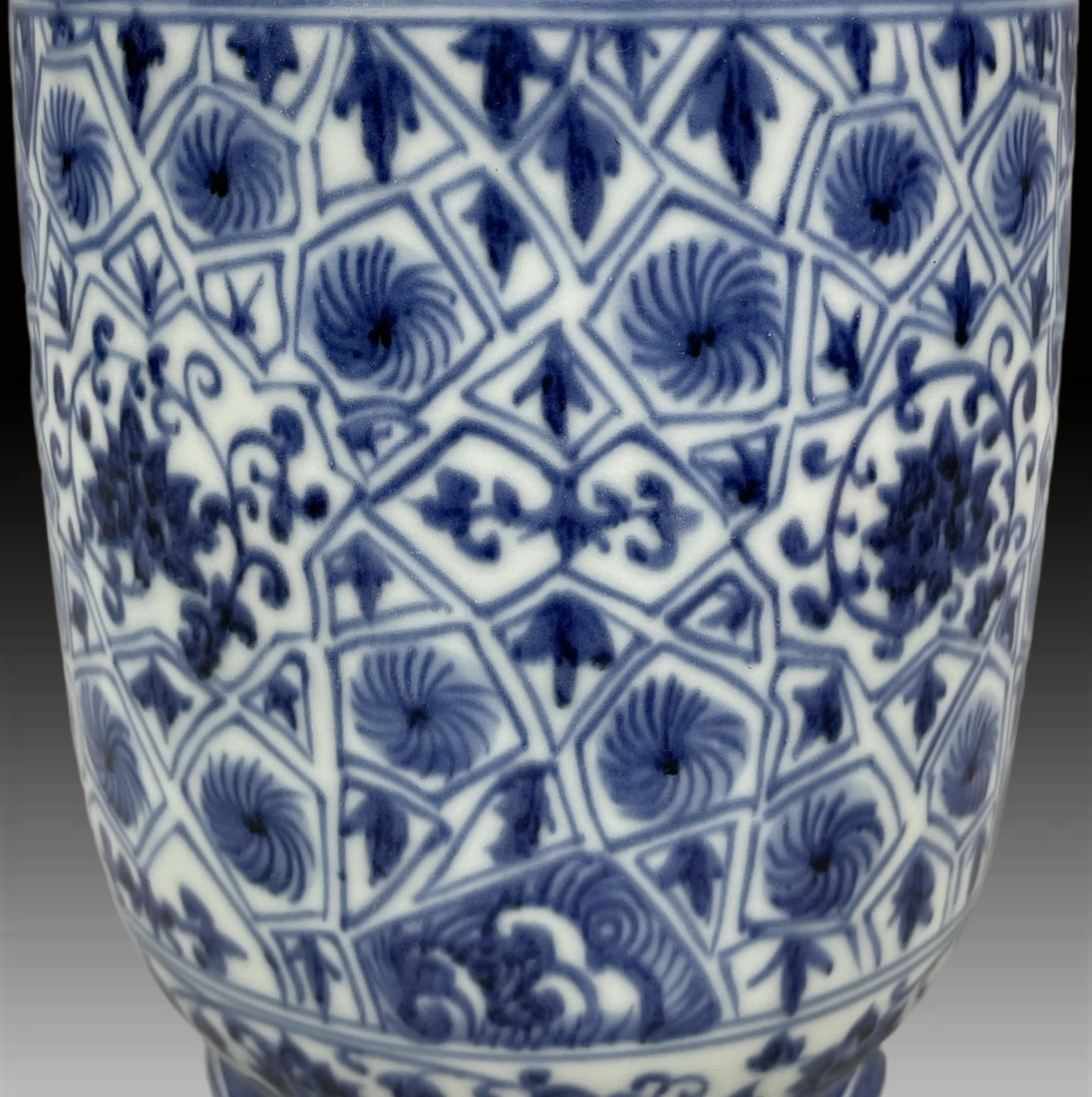 A Exquisite Blue and White Flower Pattern Jar - 7