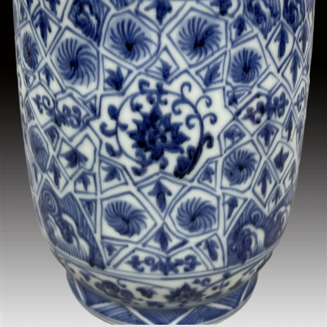 A Exquisite Blue and White Flower Pattern Jar - 8