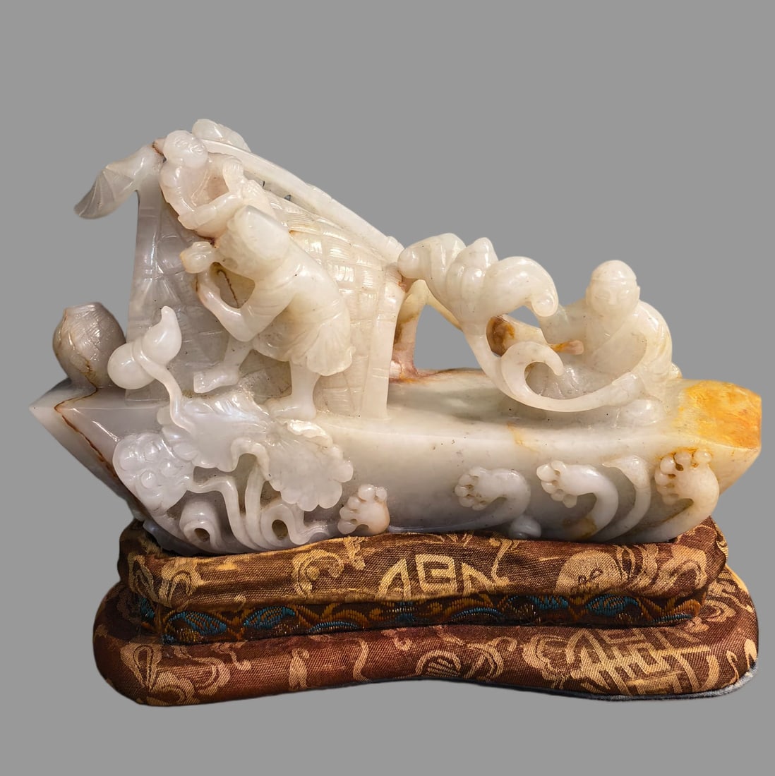 A Exquisite White Jade Boat Ornament: A Exquisite White Jade Boat Ornament,Qing Dynasty, China,Size:6.7inx2.8inx4.1in,Weight:976g 和田玉船摆件,中国清代
