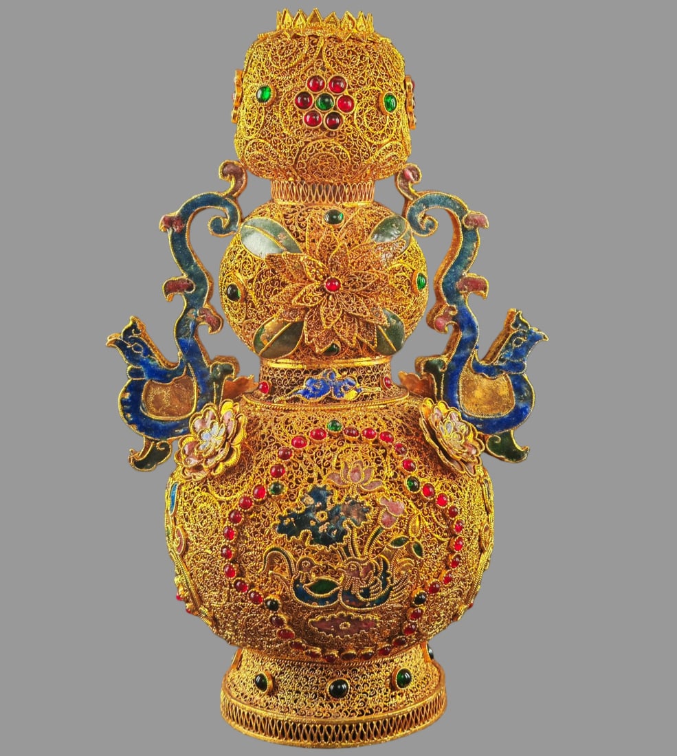 A Exquisite Filigree Gilt Inlaid Gems Vase: A Exquisite Filigree Gilt Inlaid Gems Vase,Qing Dynasty, China,Qianlong Four-character Mark,Size:9.4inx5.9in