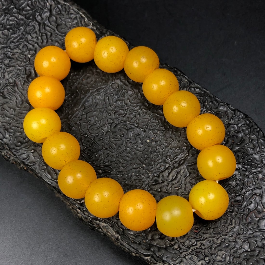 A Exquisite Yellow Agate Bracelets: A Exquisite Yellow Agate Bracelets,Qing Dynasty, China,Size:0.6in,Weight:51.1g 黄玛瑙手串,中国清代