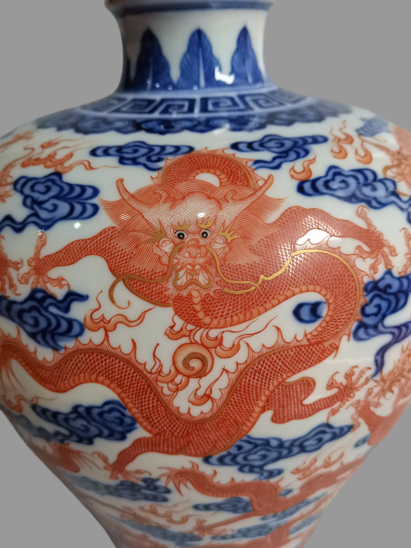 A Exquisite Iron-Red Dragon Pattern Vase - 6