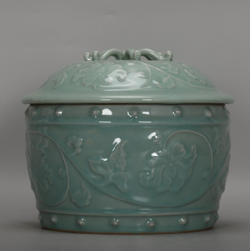 A Exquisite Pea Green Glaze Flower Pattern Jar: A Exquisite Pea Green Glaze Flower Pattern Jar,Song Dynasty, China,Size:7.7inx9.1inx7.5in 豆青釉花卉纹罐,中国宋代