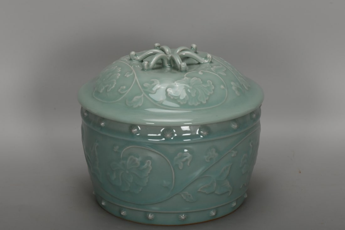 A Exquisite Pea Green Glaze Flower Pattern Jar - 2