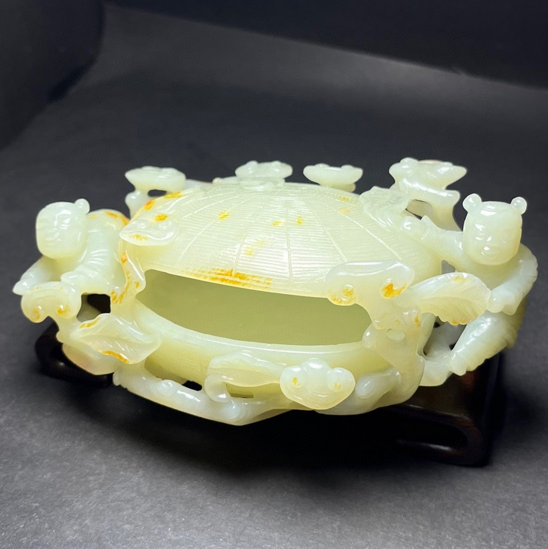 A Exquisite Hotan Jade Ganoderma lucid Ornament: A Exquisite Hotan Jade Ganoderma lucid Ornament,Qing Dynasty, China,Size:5.2inx1.8inx3.1in,Weight:403g 和田玉灵芝摆件,中国清代