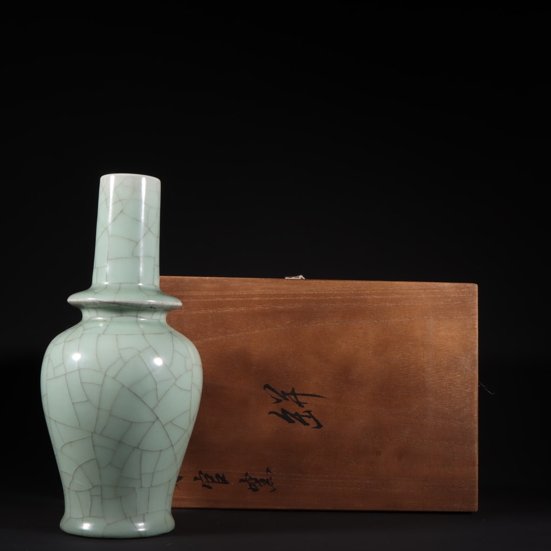 A Exquisite Guan Yao Vase: A Exquisite Guan Yao Vase,Song Dynasty, China,Size:9.8inx1.7inx4.7inx3.1in 官窑瓶,中国宋代