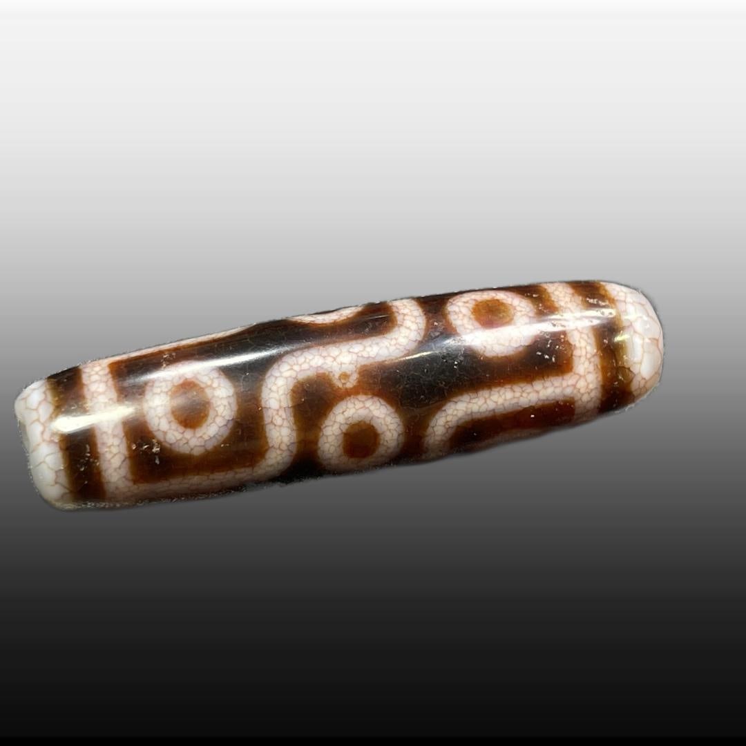 A Exquisite Nine Eye Dzi bead: A Exquisite Nine Eye Dzi bead,Qing Dynasty, China,Size:0.5inx2in 九眼天珠,中国清代