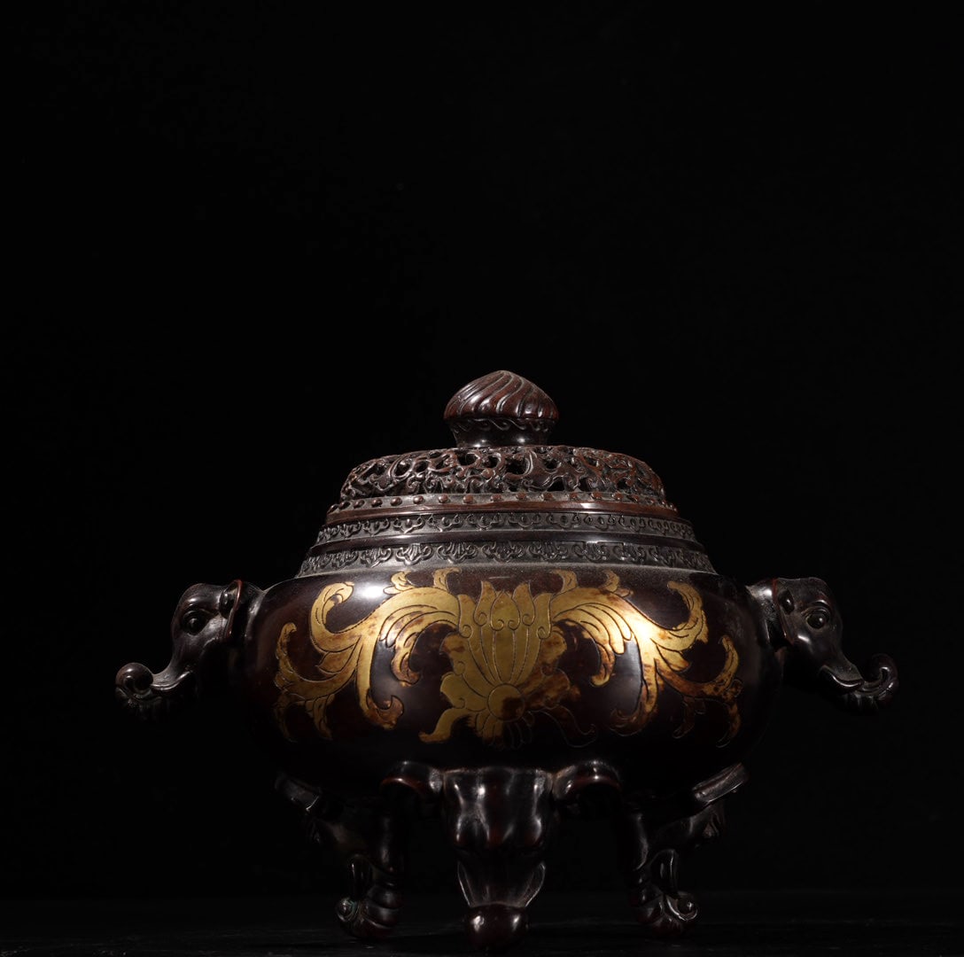 A Exquisite Red Copper Gilt Bronze Elephant-Ears Censer: A Exquisite Red Copper Gilt Bronze Elephant-Ears Censer,Ming Dynasty, China,With Mark,Size:5.9inx3.7in,Weight:2445g 紫铜鎏金象耳炉,中国明