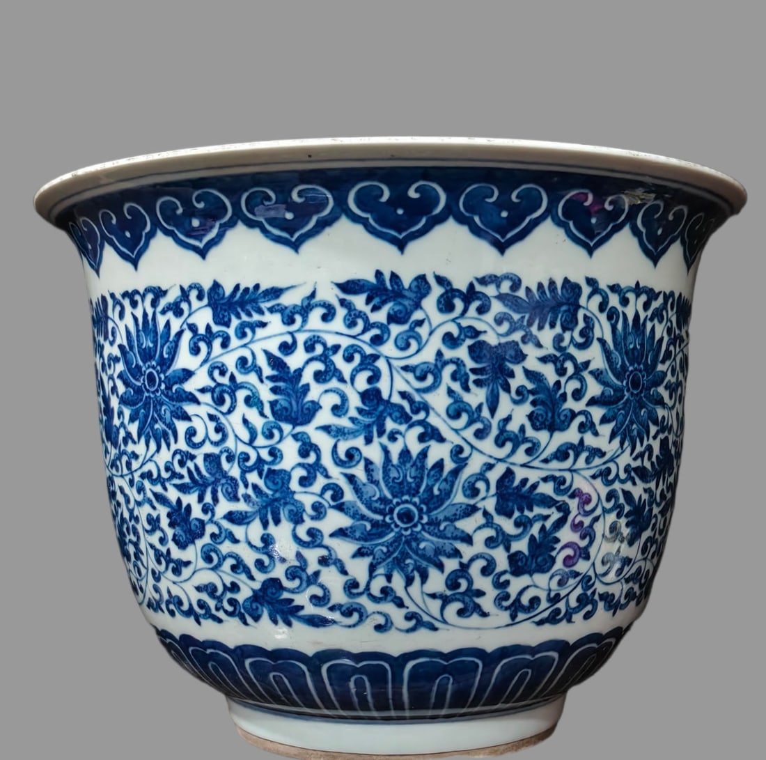 A Exquisite Blue and White Lotus Pattern Flowerpot: A Exquisite Blue and White Lotus Pattern Flowerpot,Qing Dynasty, China,Size:7.9inx10.6in 青花缠枝莲纹花盆,中国清代