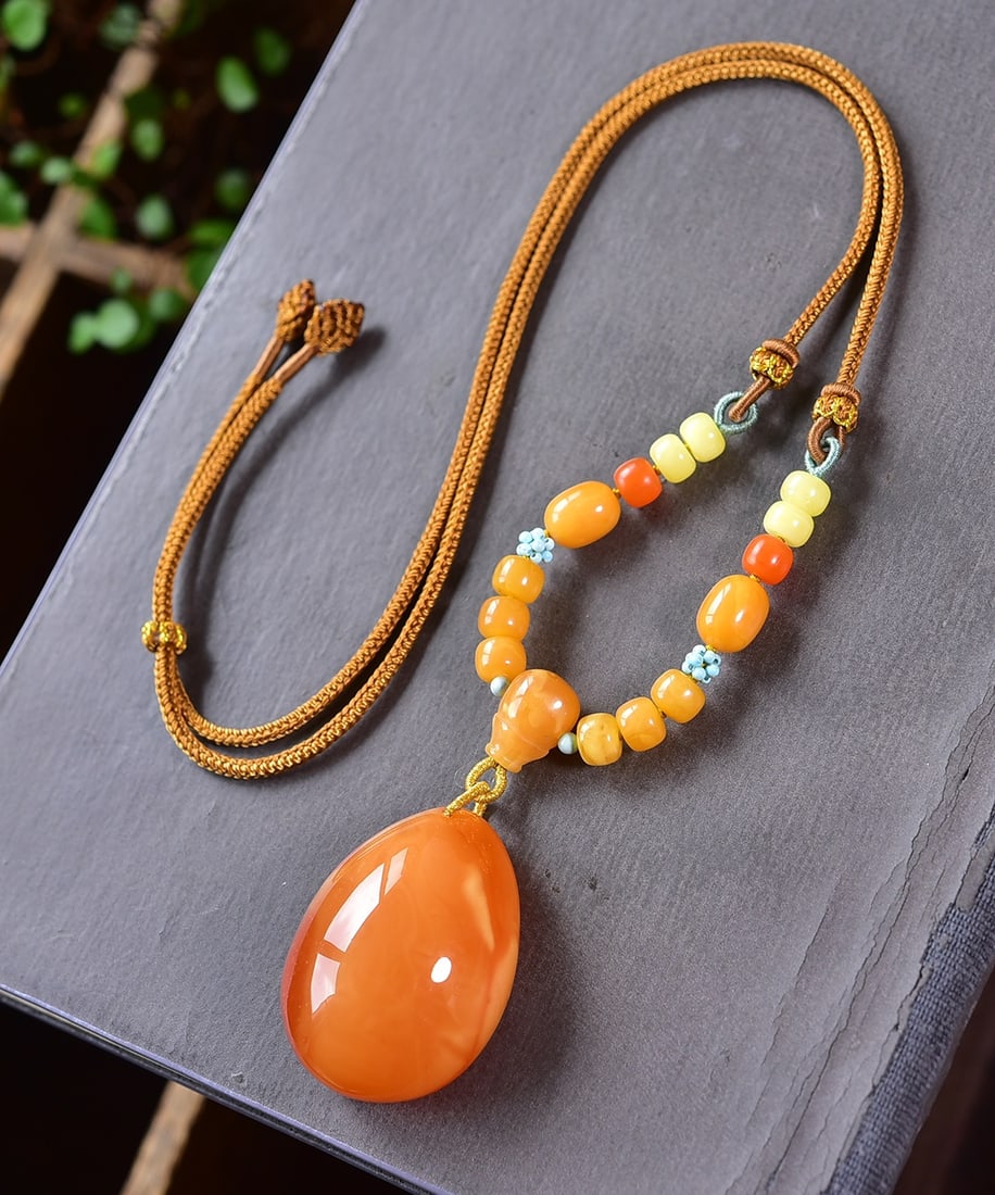 A Exquisite Amber Teardrop Pendant Necklace: Amber Teardrop Pendant Necklace,Qing Dynasty, China,Size:1.8inx1.3inx0.8in, Weight:23g 蜜蜡水滴吊坠项链,中国清代