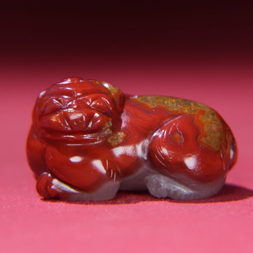 A Exquisite Agate Auspicious Beast: A Exquisite Agate Auspicious Beast,Ancient Time, China,Size:1.4inx0.9inx0.8in,Weight:23g 玛瑙瑞兽,远古时期