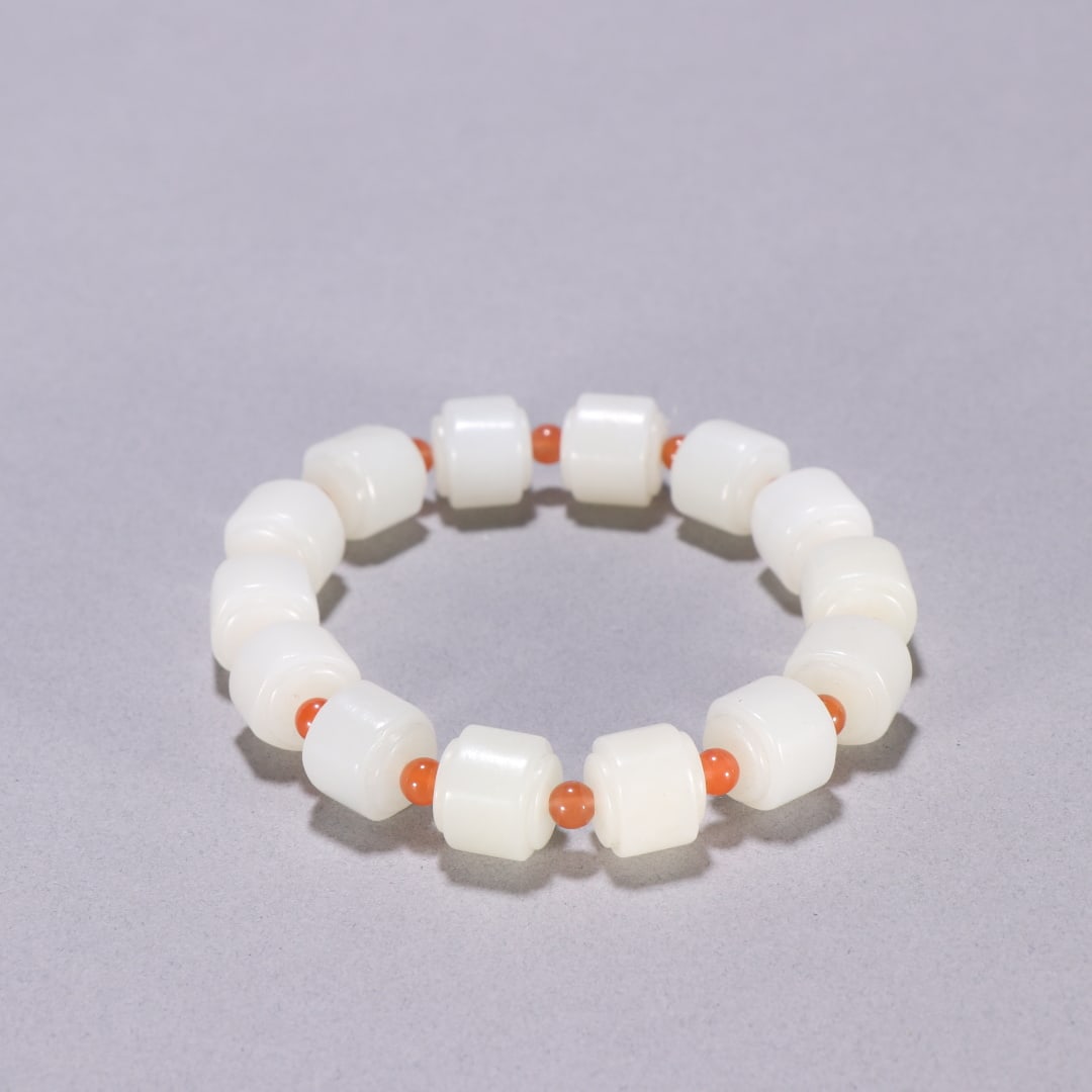 A Exquisite Hotan Jade Bracelets: A Exquisite Hotan Jade Bracelets,Qing Dynasty, China,Size:0.5inx0.5in,Weight:61.7g 和田玉手串,中国清代
