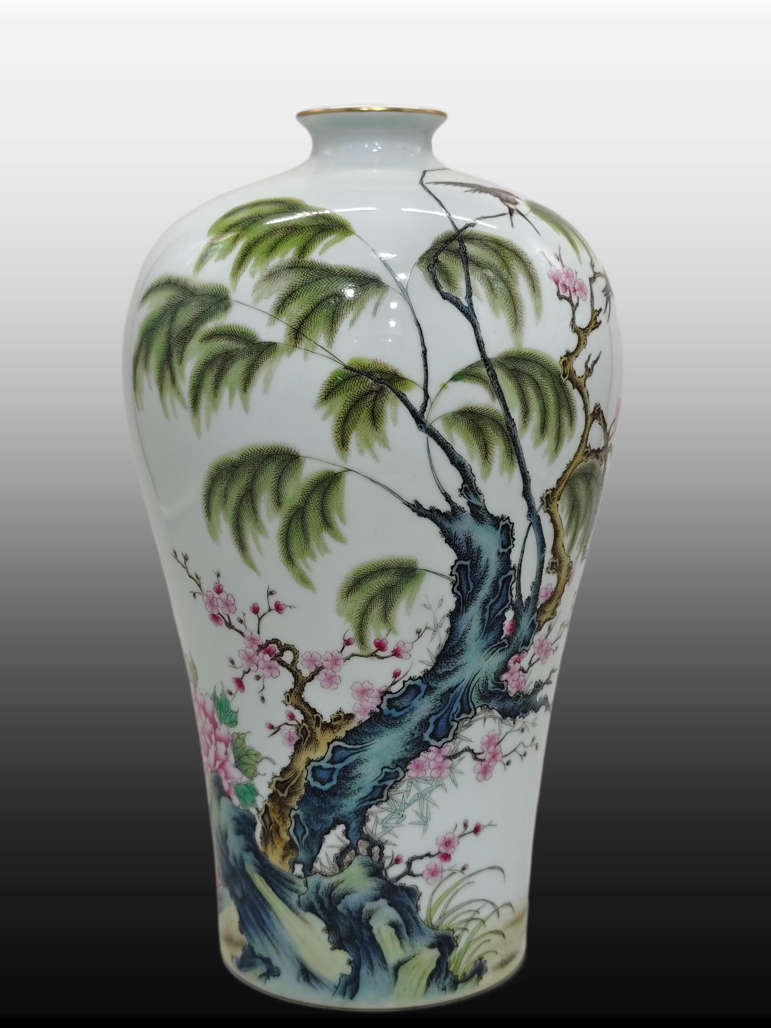 A Exquisite Famille-Rose Flower and Bird Pattern Vase: A Exquisite Famille-Rose Flower and Bird Pattern Vase,Qing Dynasty, China,Qianlong Six-character Mark,Size:13inx7.1in