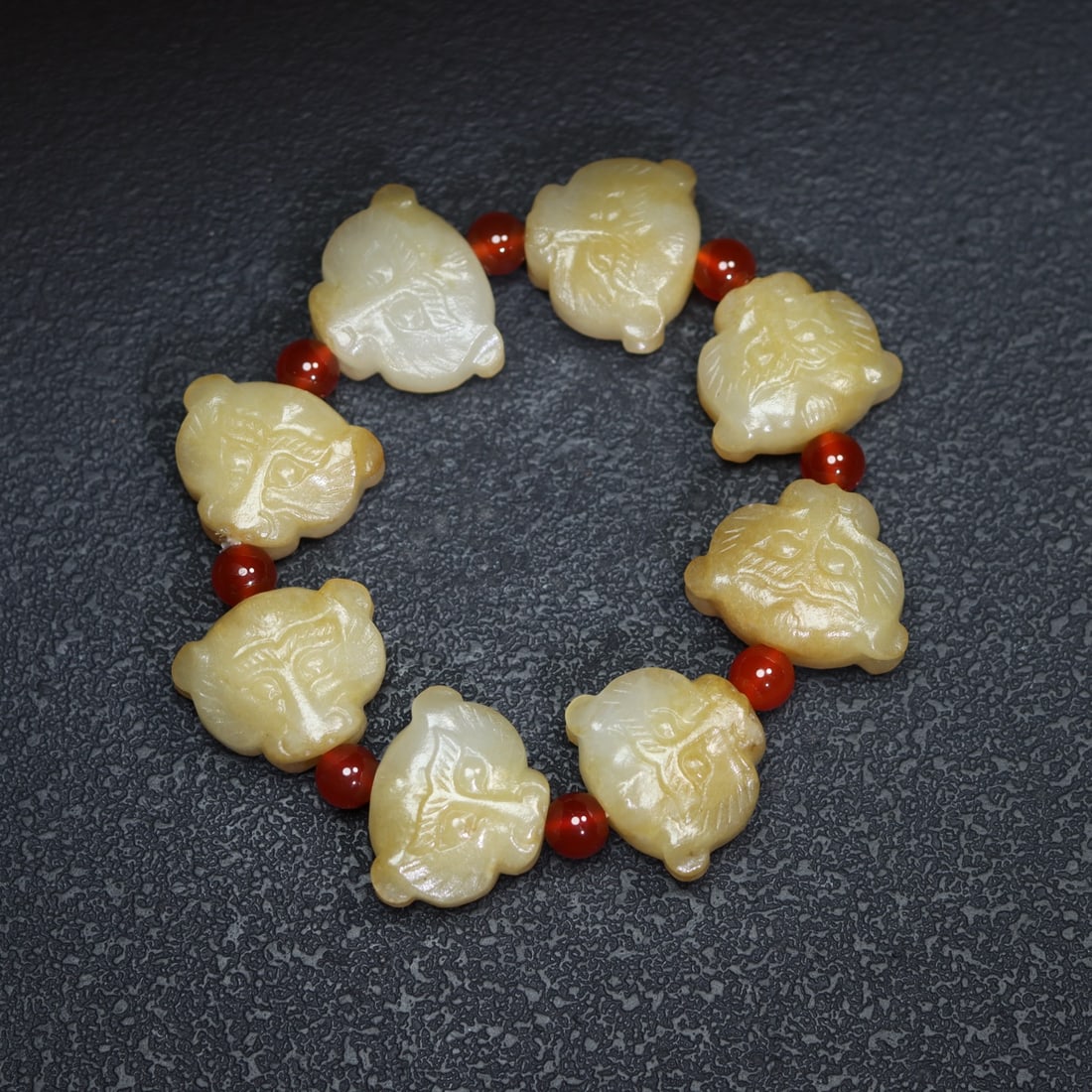 A Exquisite Hotan Jade Tiger Head Bracelets: A Exquisite Hotan Jade Tiger Head Bracelets,Han Dynasty, China,Size:0.8inx1.1inx0.5in ,Weight:106.7g 和田玉虎首手串,中国汉代