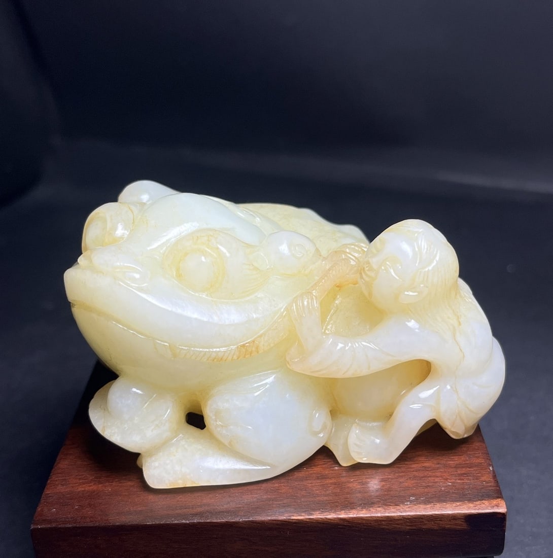 A Exquisite Hotan Jade Golden Toad Handheld Carving: A Exquisite Hotan Jade Golden Toad Handheld Carving,Qing Dynasty, China,Size:3inx1.8inx2.2in,Weight:314g