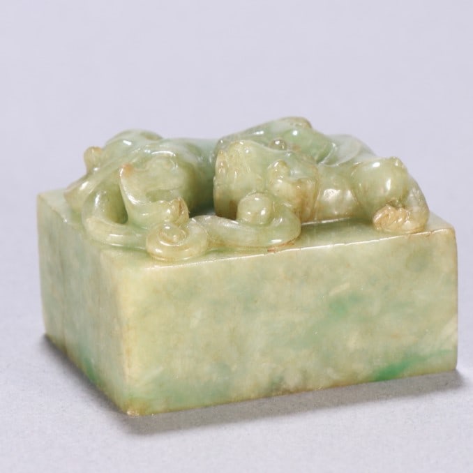 A Exquisite Jadeite Dragon Pattern Seal: A Exquisite Jadeite Dragon Pattern Seal,Qing Dynasty, China,Size:1.1inx1.6in,Weight:88.6g 翡翠龙形印章,中国清代
