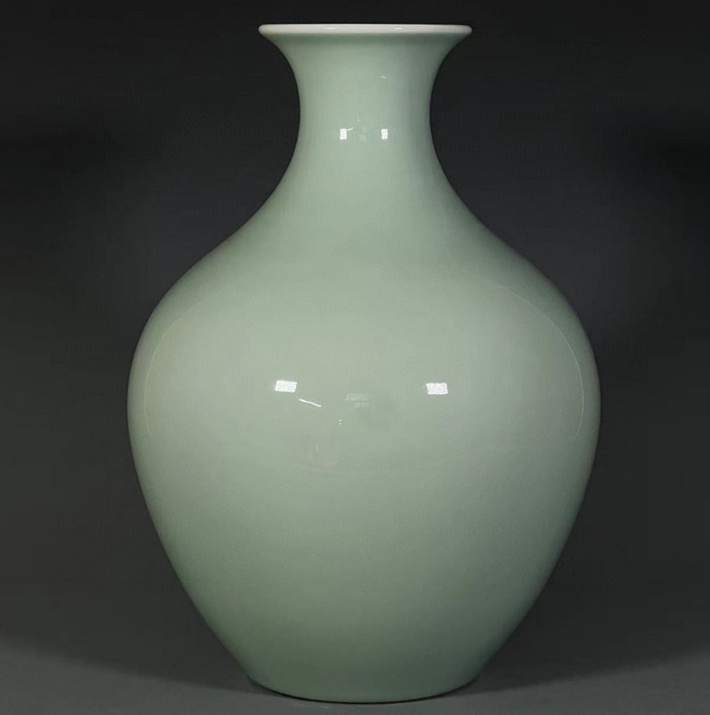 A Exquisite Celadon Glzed Vase: A Exquisite Celadon Glzed Vase,Qing Dynasty, China,Qianlong Six-character Mark,Size:12.9inx4.1inx4.4in
