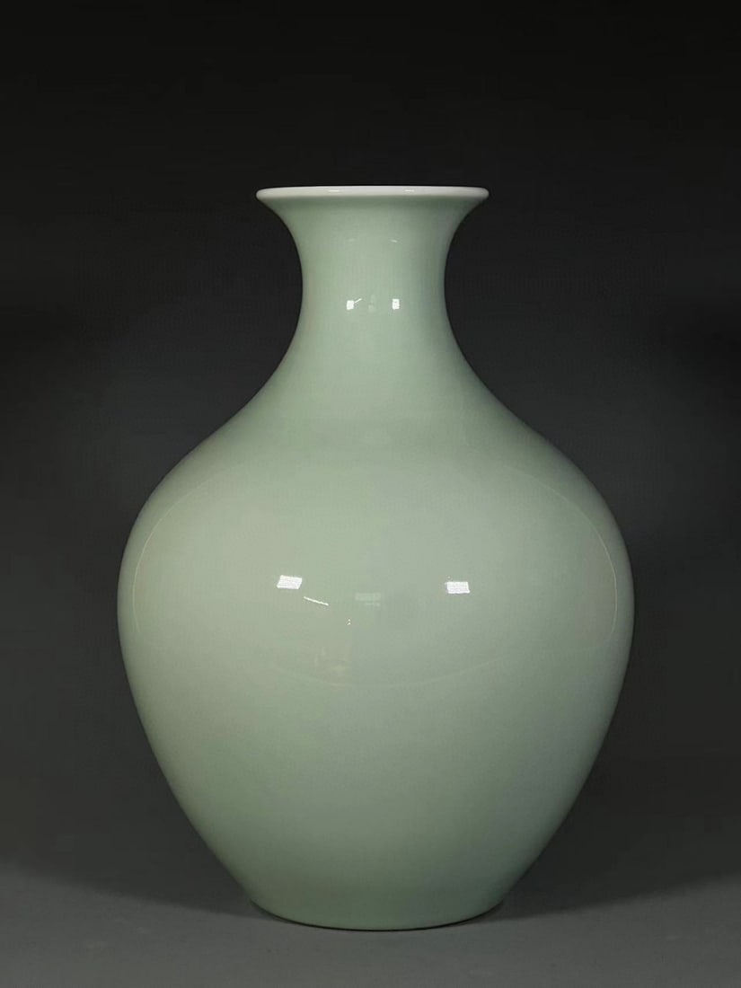 A Exquisite Celadon Glzed Vase - 2