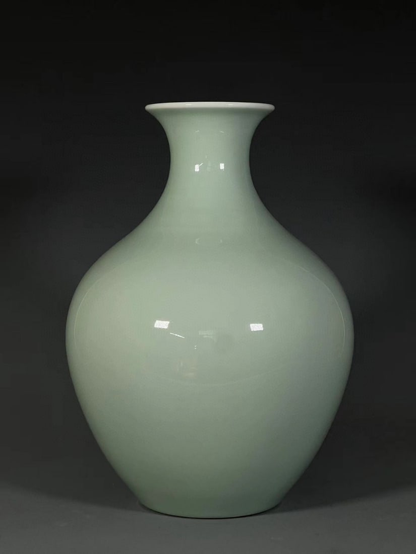 A Exquisite Celadon Glzed Vase - 3