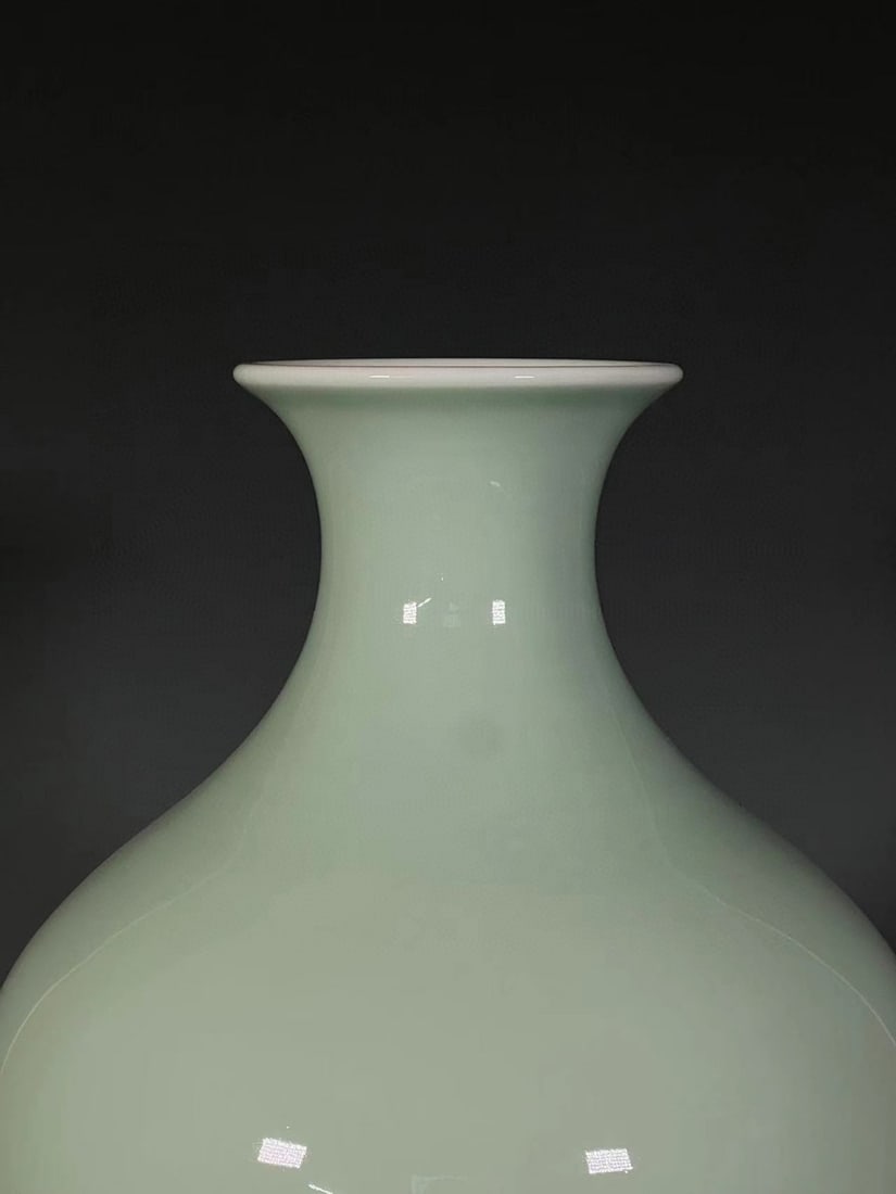 A Exquisite Celadon Glzed Vase - 6