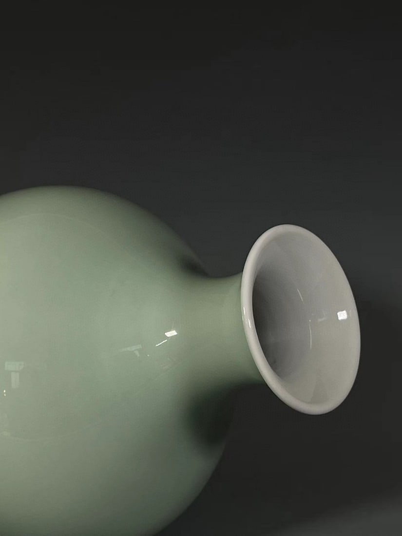 A Exquisite Celadon Glzed Vase - 8
