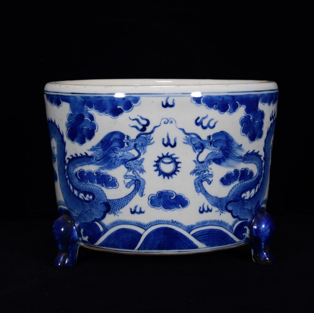 A Exquisite Blue and White Dragon pattern Censer: A Exquisite Blue and White Dragon pattern Censer,Qing Dynasty, China,Size:5.9inx7.5in 青花龙纹炉,中国清代
