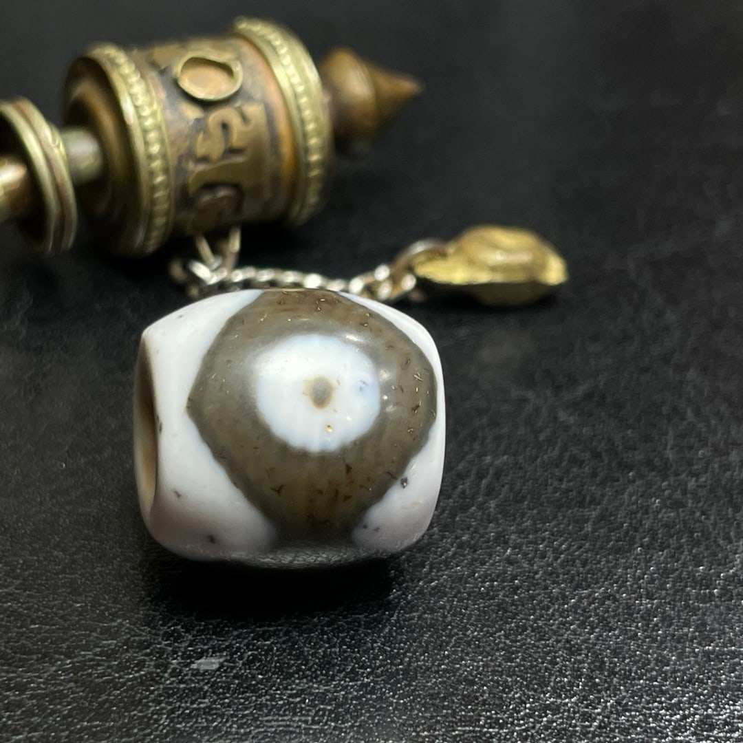 A Exquisite One Eye Dzi bead - 2