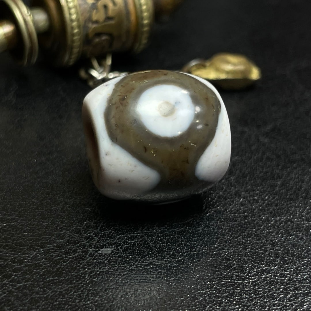 A Exquisite One Eye Dzi bead - 3