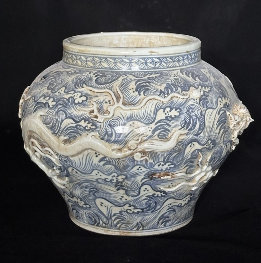 A Exquisite Blue and White Dragon Pattern Jar: A Exquisite Blue and White Dragon Pattern Jar,Yuan Dynasty, China,Size:14.6inx15.7in 青花龙纹罐,中国元代